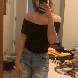 SO CUTE black ruffled crop top w/ off the shoulder sleeves. Size medium